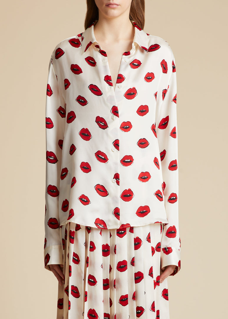 아르고 탑 크림 레드 립 프린트