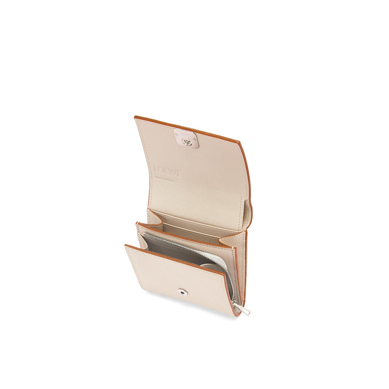 ANAGRAM COMPACT FLAP WALLET_PEBBLE GRAIN CALF_LIGHT GHOST