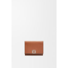 ANAGRAM TRIFOLD WALLET_PEBBLE GRAIN CALF_TAN
