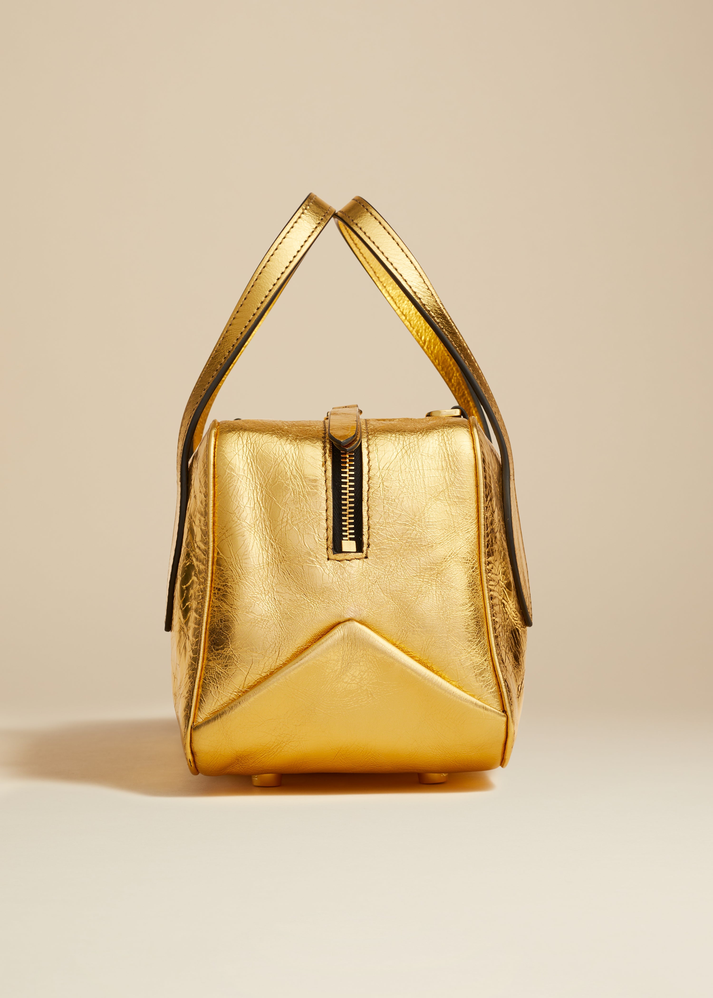 스몰 메이브 크로스바디 백 골드 메탈릭 가죽