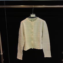 화이트 펀칭 가디건